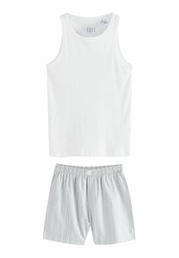 Weißes Baumwoll-Trägershirt kombiniert mit grau gestreiften Shorts, die einen elastischen Bund haben. Die Shorts haben eine lockere Passform und vertikale Streifen.