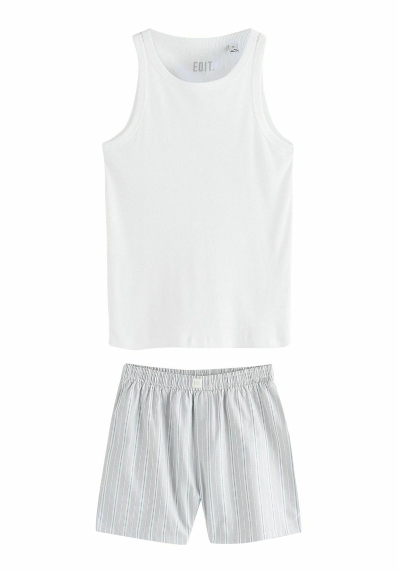 Weißes Baumwoll-Trägershirt kombiniert mit grau gestreiften Shorts, die einen elastischen Bund haben. Die Shorts haben eine lockere Passform und vertikale Streifen.