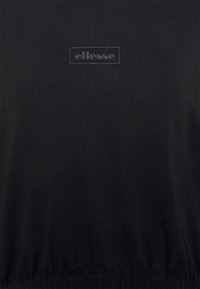 Felpa nera con scollatura rotonda, vita elastica e un logo "ellesse" in rilievo sulla parte frontale. Tessuto morbido al tatto.