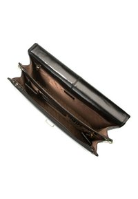 Bolso de mano de cuero negro con un diseño estructurado, que cuenta con un interior espacioso, múltiples bolsillos y un acabado brillante. Forro interior marrón.