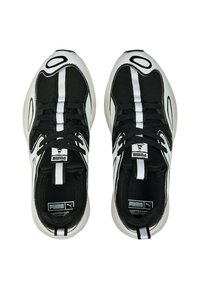 Adidași sport alb-negru cu un superior din plasă, talpă groasă și un branding distinctiv Puma. Caracteristicile includ un design cu dungi și sistem de închidere cu șireturi.