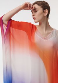 Durchsichtiges, leichtes Kaftan mit V-Ausschnitt, das einen Farbverlauf von Rot, Orange, Pink und Lila aufweist, sowie weiten, fließenden Ärmeln.