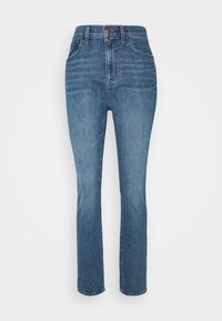 Modré džíny s vysokým pasem a rovnými nohavicemi, s předním zapínáním na knoflík a zip, předními a zadními kapsami, vystavené na bílém pozadí.