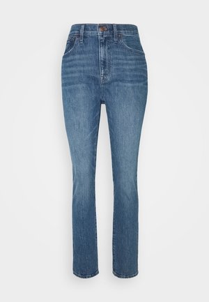 Jeans rectos de talle alto de color azul con cierre frontal de botón y cremallera, bolsillos delanteros y traseros, exhibidos sobre un fondo blanco.