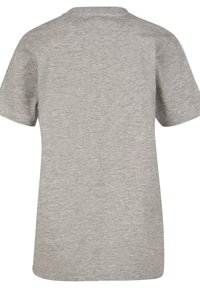 Camiseta de manga corta gris hecha de una tela suave y texturada. Presenta un diseño simple con un cuello redondo clásico y un corte recto.
