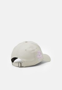 Hellgraue Baseballkappe mit verstellbarem Riemen. Verfügt über gestickten Text in pastellfarbenen Tönen. Weiches Gewebe mit strukturierter Form und gebogenem Schirm.