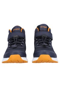 Mørkeblå sneakers med orange accenter, udstyret med en åndbar mesh-overdel, polstret krave, justerbar rem og hvid gummisål.