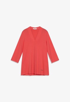 Tunique corail à col en V avec manches trois-quarts, en tissu lisse, arborant un discret logo près de l'ourlet.