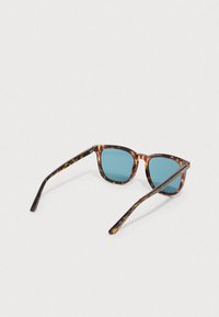 Occhiali da sole tartarugati con lenti blu, forma quadrata, montatura robusta e aste sottili. Nessun logo visibile o dettagli aggiuntivi.