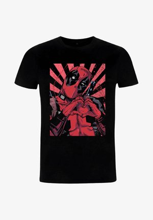 Zwarte katoenen t-shirt met een grafische print van een karakter in een rood pak dat een hartvorm maakt, tegen een achtergrond van een rode en zwarte explosie.