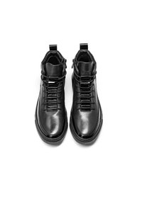 Mustad mustad sneakerid, mis on valmistatud läikivast nahast, koos nööride ja külje tõmblukuga. Omab tekstuuriga talla ja brändimist keele peal.