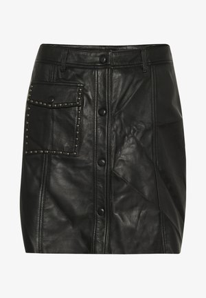 Minifalda de cuero negra con cierre de botón en el delantero, bolsillo decorativo con acentos de tachuelas y detalles de costura en toda la prenda.