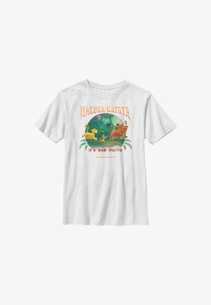 Hvid t-shirt med Løvernes Konge-figurer, der løber i junglen, og tekst "Hakuna Matata, it's our motto" i orange og røde bogstaver.