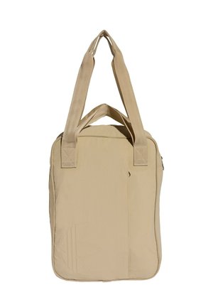 Beige suorakulmainen olkalaukku, jossa on kaksi kahvaa ja hienovarainen kohopainettu logo alareunan vasemmassa kulmassa, suunniteltu rentoon käyttöön.