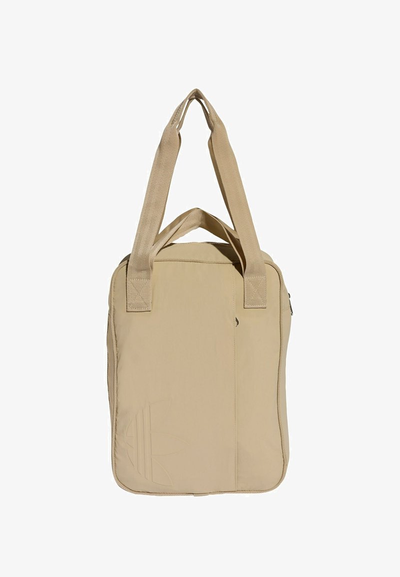 Borsa tote rettangolare beige con doppi manici e un logo in rilievo discreto nell'angolo in basso a sinistra, progettata per un uso casual.