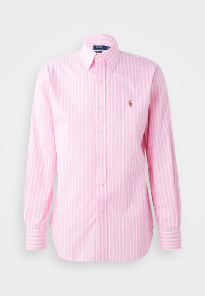 Ροζ και άσπρη ριγέ πουκάμισο με μακριά μανίκια, κολάρο με κουμπιά και μικρό κεντημένο λογότυπο. Φτιαγμένο από βαμβάκι, με απαλό υφή.