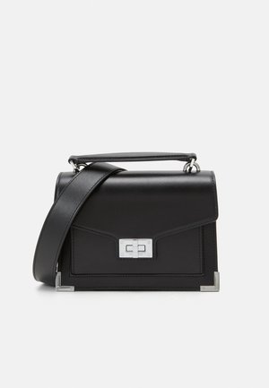 Borsa a tracolla in pelle nera con hardware argentato, design strutturato, chiusura magnetica e tracolla rimovibile. Accenti testurizzati sugli angoli.