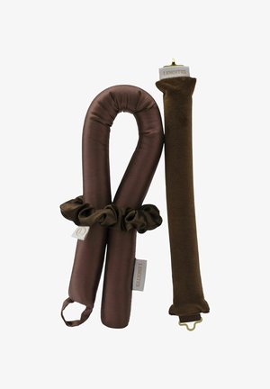 Twee donkerbruine fluwelen haarrollers, één U-vormig met een scrunchie en één lange cilindrische met metalen clips.