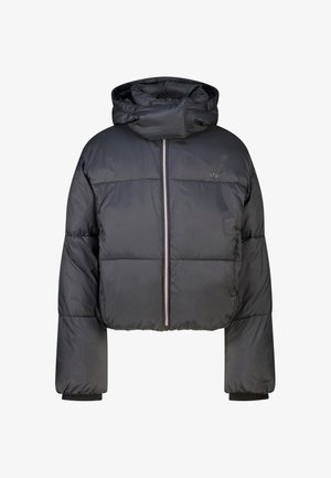Zwarte gewatteerde winterjas met capuchon, ritssluiting aan de voorkant en elastische manchetten, ontworpen voor warmte en casual gebruik.