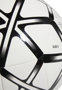 Balón de fútbol blanco con patrones geométricos negros. Presenta una textura suave, costuras cosidas y está etiquetado "TAMAÑO 5."
