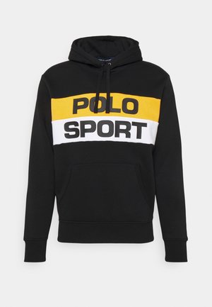 Czarna bluza z kapturem z żółtymi i białymi poziomymi paskami, na piersi pogrubiony napis "POLO SPORT" w czarnych literach oraz przednia kieszeń typu kangurka.