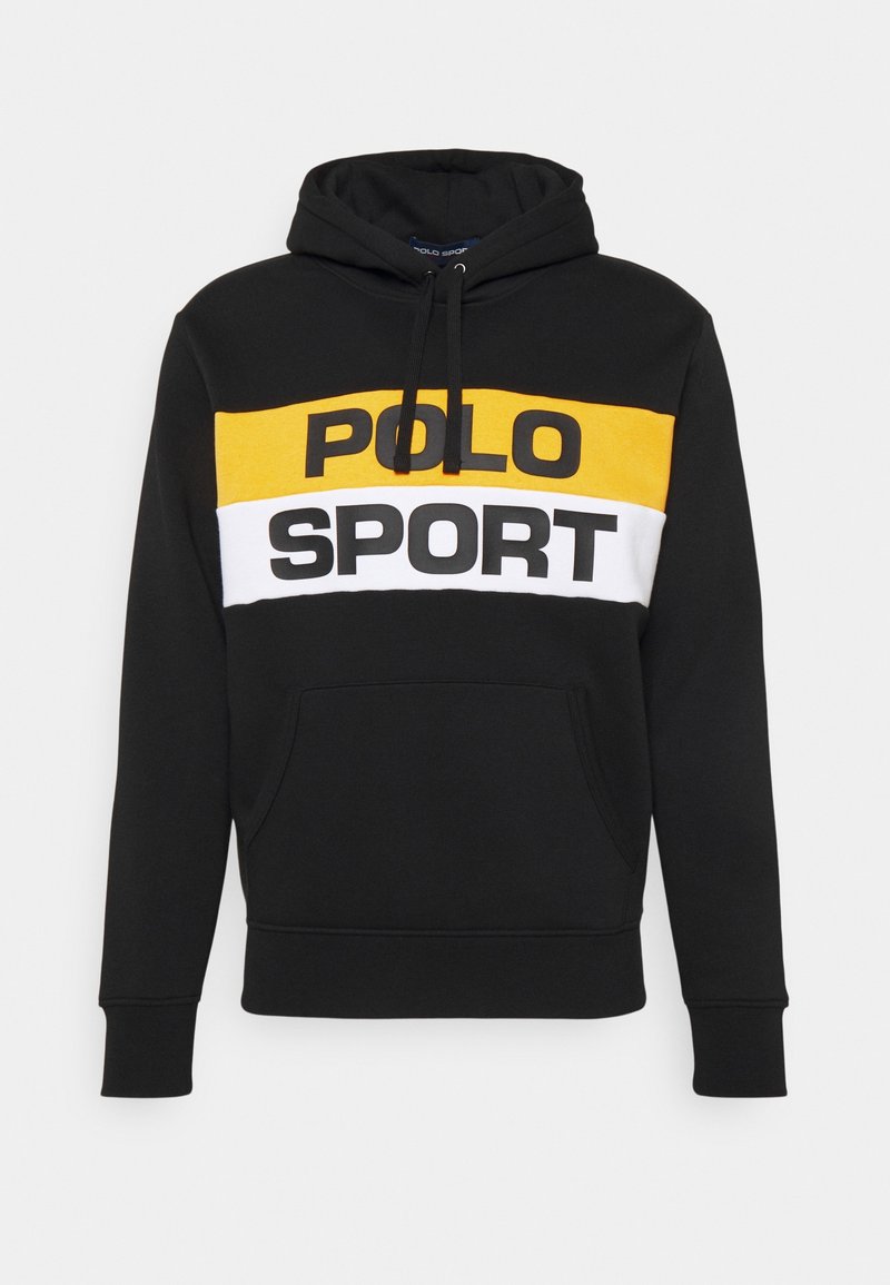 Sweat à capuche noir avec des rayures horizontales jaunes et blanches, portant l'inscription "POLO SPORT" en lettres noires en gras sur la poitrine et une poche kangourou à l'avant.
