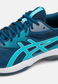 ASICS idrettssko med et mørkeblått mesh-overdel, turkise detaljer, og en lett design med en teksturert såle for bedre grep.