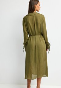 Next TIE SLEEVE BELTED MIDI - REGULAR FIT - Marškininė suknelė - khaki green
