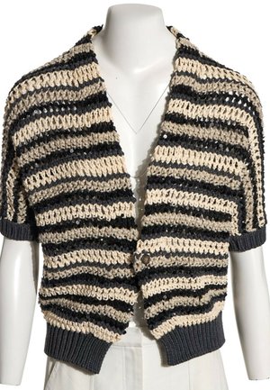 Cardigan tricoté à manches courtes avec rayures horizontales beige, noire et grises, fermeture à un bouton, ourlet et poignets côtelés.