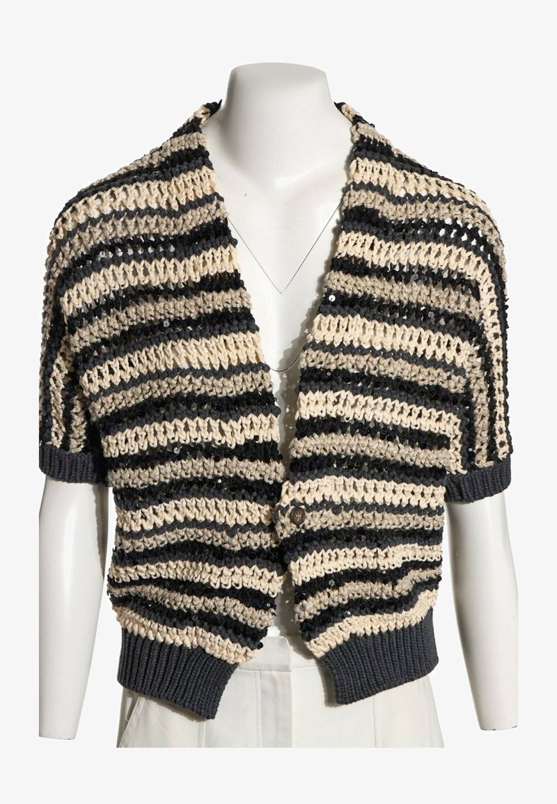 Cardigan tricoté à manches courtes avec rayures horizontales beige, noire et grises, fermeture à un bouton, ourlet et poignets côtelés.
