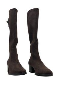 Par de botas marrón oscuro hasta la rodilla con tacones de bloque y punteras redondas, hechas de material similar al ante sobre un fondo blanco.