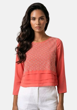 Outfitters Nation, BLUSA ESTAMPADA CON EFECTO SUPERPOSICIÓN PARA MUJER - Blusa - coral