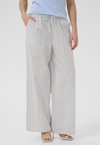 Lagani hlače širokih nogavica u prugastom uzorku s plavim, bež i bijelim nijansama; imaju elastičnu ušicu u struku i bočne džepove.