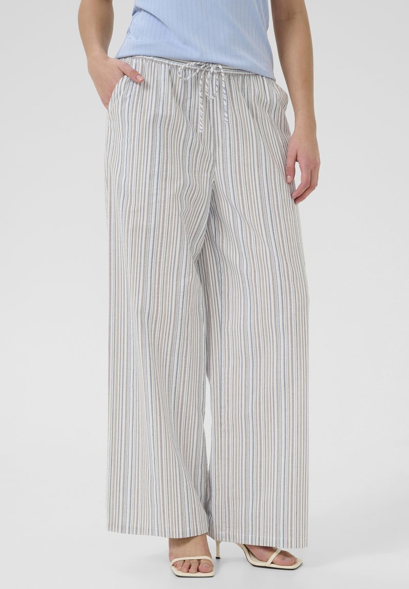 Lagani hlače širokih nogavica u prugastom uzorku s plavim, bež i bijelim nijansama; imaju elastičnu ušicu u struku i bočne džepove.