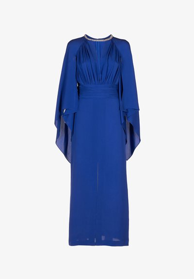 Langes, blaues Kleid mit fließenden Cape-Ärmeln, gerafftem Oberteil und einem mit Schmucksteinen besetzten Ausschnitt, hergestellt aus einem leichten Stoff mit glatter Textur.