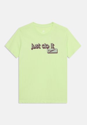 Tricou cu mânecă scurtă, guler rotund, de culoare verde deschis, cu text stilizat "Just do it" și logo-ul swoosh Nike în violet închis pe partea din față.