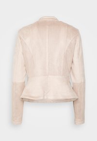 Béžová bunda s peplum pasem, s texturovaným semišem a síťovinovými panely na zádech a rukávech, hladký límec bez zapínání.
