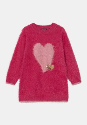 Pull rose doux à manches longues avec un grand cœur rose clair et un petit cœur doré à sequins sur le devant.