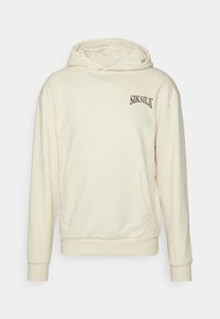 Sudadera color crema con bolsillo frontal y el logotipo "SIKSILK" bordado en el lado izquierdo del pecho, con puños y dobladillo acanalados.