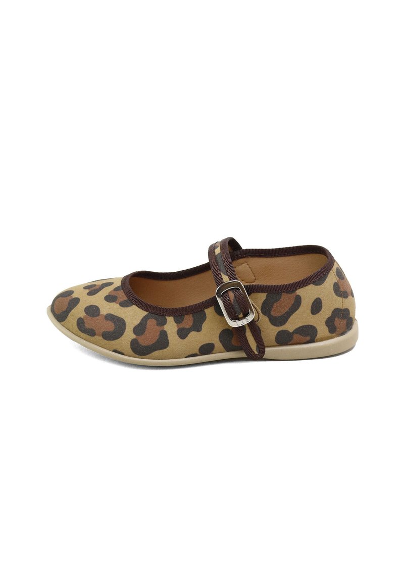 Zapato plano de tela con estampado de leopardo, punta redondeada, correa marrón con hebilla plateada y suela de goma flexible.