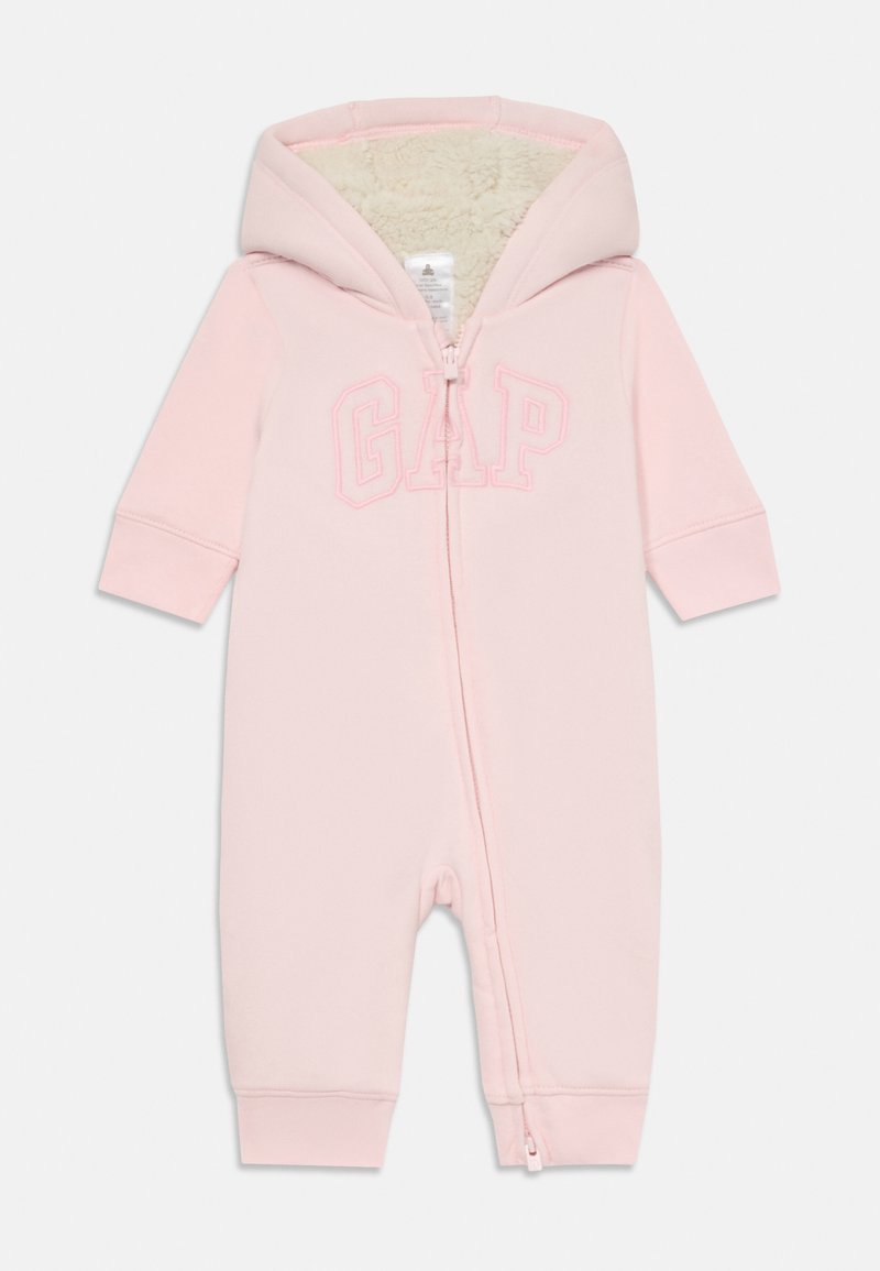 Ροζ φόρμα με φερμουάρ και κουκούλα, με μαλακή επένδυση από φλις, ριπ μανσέτες και το λογότυπο "GAP" κεντημένο στο στήθος σε ταιριαστό ροζ.