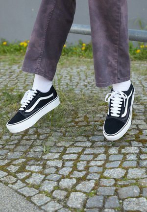 Vans UA OLD SKOOL PLATFORM - Sneaker low - black/white