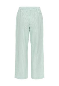 Pantalon rayé vert et blanc avec une taille élastique, présentant une coupe ample et droite, fabriqué en tissu léger.