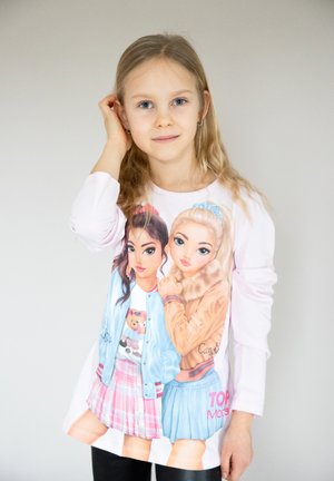 Langarmiges pinkes Shirt mit grafischen Illustrationen von zwei Mädchen in kontrastierenden Outfits, eines in einer blauen Jacke und einem karierten Rock, das andere in einem beigen Oberteil.