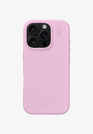 Roze siliconen telefoonhoes met uitsparingen voor drie cameralenzen en flits. Gladde textuur, ronde hoeken en minimalistische merkdetails.