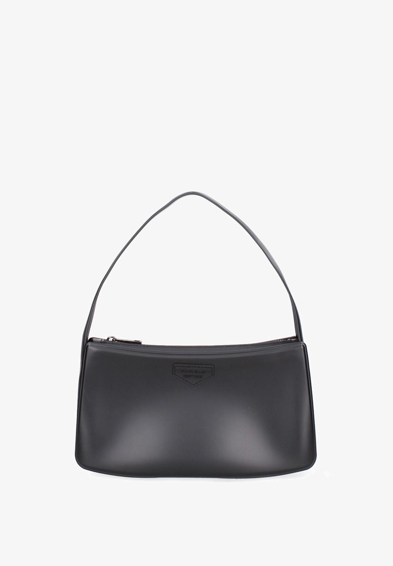 Sac à main rectangulaire en cuir noir avec une courte bandoulière et une fermeture à glissière sur le dessus.