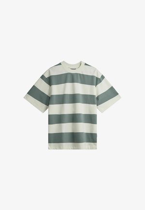 Gestreept T-shirt met korte mouwen in off-white en gedempte groentinten, met brede horizontale strepen en een ronde halslijn. Zachte stoftextuur.