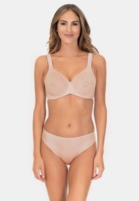 Beżowy stanik koronkowy z fiszbinami, miękkimi miseczkami i regulowanymi ramiączkami. Pasujące majtki o gładkiej fakturze i minimalnym pokryciu.