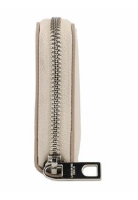 Beżowy portfel z teksturowanym materiałowym wykończeniem, z srebrnym metalowym zamkiem błyskawicznym i uchwytem, o smukłym profilu i eleganckim designie.