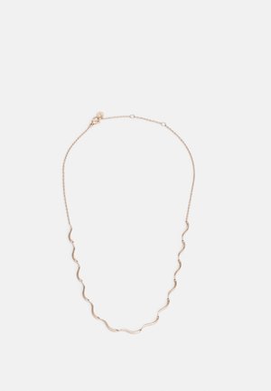Collier fin en chaîne d'or avec des barres ondulées espacées régulièrement sur la moitié inférieure, sécurisé par un petit fermoir mousqueton.